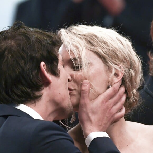 Virginie Efira et son compagnon Niels Schneider à la première de "Sybil" lors du 72ème Festival International du Film de Cannes, le 24 mai 2019.