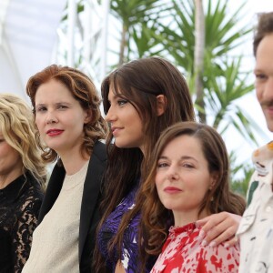 Gaspard Ulliel, Niels Schneider et sa compagne Virginie Efira, Justine Triet (enceinte), Adèle Exarchopoulos, Laure Calamy et Paul Hamy au photocall de "Sybil" lors du 72ème Festival International du Film de Cannes, le 25 mai 2019. © Dominique Jacovides/Bestimage