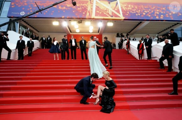 Niels Schneider, Virginie Efira (accident de lacets) - Montée des marches du film "Sibyl" lors du 72ème Festival International du Film de Cannes. Le 24 mai 2019 © Jacovides-Moreau / Bestimage