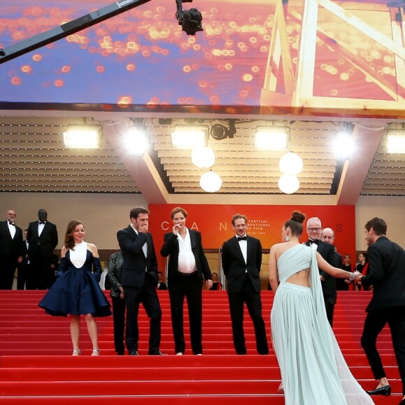 Niels Schneider, Virginie Efira (accident de lacets) - Montée des marches du film "Sibyl" lors du 72ème Festival International du Film de Cannes. Le 24 mai 2019 © Jacovides-Moreau / Bestimage