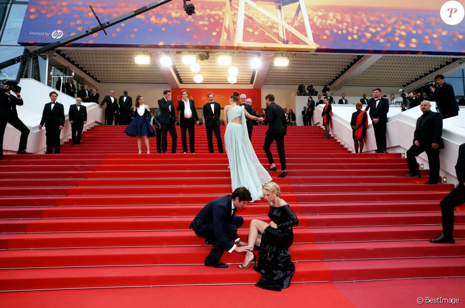 Niels Schneider, Virginie Efira (accident de lacets) Montée des marches du film Sibyl lors du