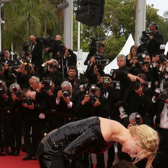 Virginie Efira et son compagnon Niels Schneider (accident de lacets) - Montée des marches du film "Sibyl" lors du 72ème Festival International du Film de Cannes. Le 24 mai 2019 © Jacovides-Moreau / Bestimage