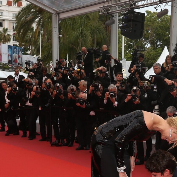 Virginie Efira et son compagnon Niels Schneider (accident de lacets) - Montée des marches du film "Sibyl" lors du 72ème Festival International du Film de Cannes. Le 24 mai 2019 © Jacovides-Moreau / Bestimage