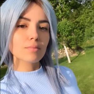 Agathe Auproux choisit de porter une nouvelle perruque... Bleue !