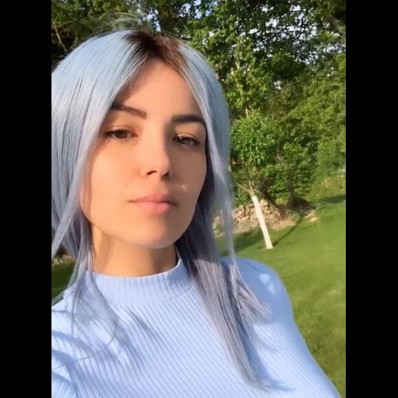 Agathe Auproux choisit de porter une nouvelle perruque... Bleue !