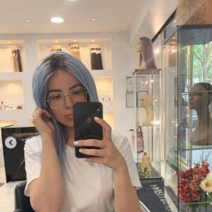 Agathe Auproux choisit une nouvelle perruque bleue au salon Hair Luxury de Paris.