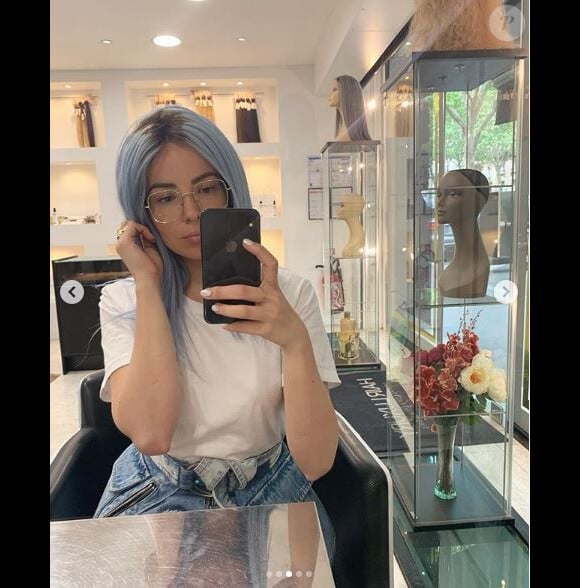 Agathe Auproux choisit une nouvelle perruque bleue au salon Hair Luxury de Paris.