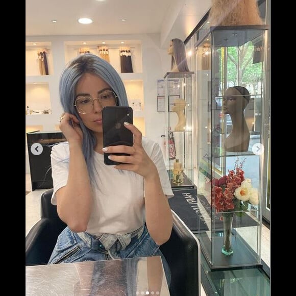 Agathe Auproux choisit une nouvelle perruque bleue au salon Hair Luxury de Paris.