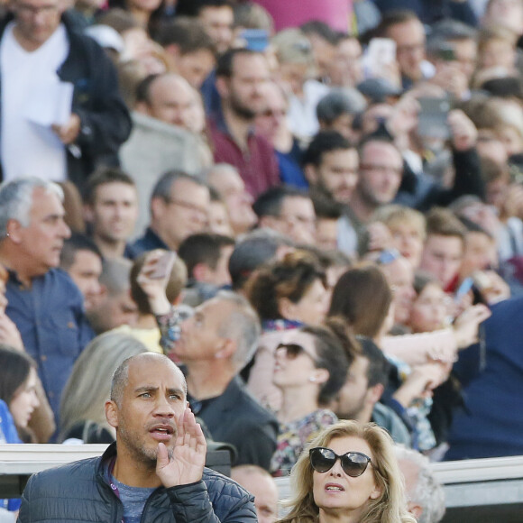 Valérie Trierweiler, en tant que journaliste en reportage pour un magazine, et son compagnon l'ancien rugbyman et présentateur TV Romain Magellan, sur place lui pour présenter et animer "Le match des Légendes" durant lequel de grands noms du football et du rugby se sont affrontés pour une mi-temps de foot et une autre de rugby au profit de l'association "Un sourire, un espoir pour la vie" au stade Chaban Delmas, à Bordeaux, France, le 27 Mai 2019. © Patrick Bernard/Bestimage