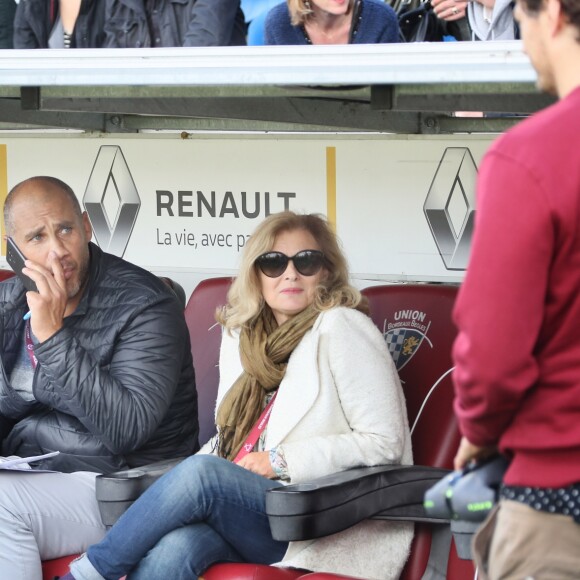 Valérie Trierweiler, en tant que journaliste en reportage pour un magazine, et son compagnon l'ancien rugbyman et présentateur TV Romain Magellan, sur place lui pour présenter et animer "Le match des Légendes" durant lequel de grands noms du football et du rugby se sont affrontés pour une mi-temps de foot et une autre de rugby au profit de l'association "Un sourire, un espoir pour la vie" au stade Chaban Delmas, à Bordeaux, France, le 27 Mai 2019. © Patrick Bernard/Bestimage