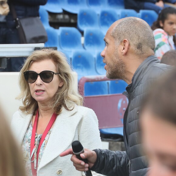 Valérie Trierweiler, en tant que journaliste en reportage pour un magazine, et son compagnon l'ancien rugbyman et présentateur TV Romain Magellan, sur place lui pour présenter et animer "Le match des Légendes" durant lequel de grands noms du football et du rugby se sont affrontés pour une mi-temps de foot et une autre de rugby au profit de l'association "Un sourire, un espoir pour la vie" au stade Chaban Delmas, à Bordeaux, France, le 27 Mai 2019. © Patrick Bernard/Bestimage