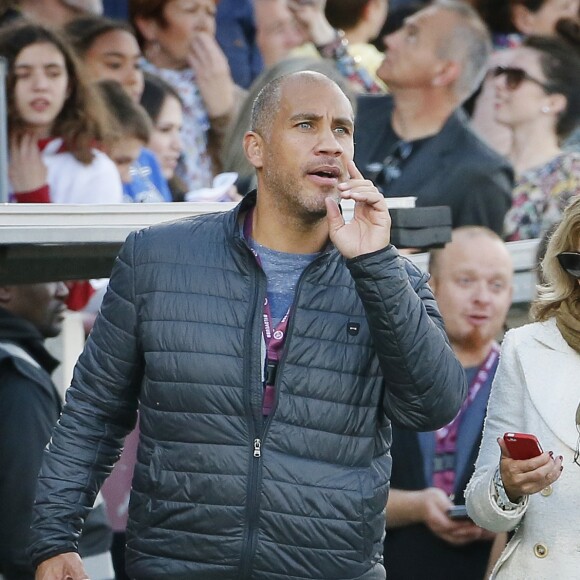 Valérie Trierweiler, en tant que journaliste en reportage pour un magazine, et son compagnon l'ancien rugbyman et présentateur TV Romain Magellan, sur place lui pour présenter et animer "Le match des Légendes" durant lequel de grands noms du football et du rugby se sont affrontés pour une mi-temps de foot et une autre de rugby au profit de l'association "Un sourire, un espoir pour la vie" au stade Chaban Delmas, à Bordeaux, France, le 27 Mai 2019. © Patrick Bernard/Bestimage