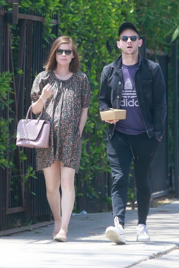 Exclusif - Kate Mara, enceinte et son mari Jamie Bell ont été aperçus dans les rues de Los Feliz. Le couple profite d'un samedi ensoleillé, le 4 mai 2019.