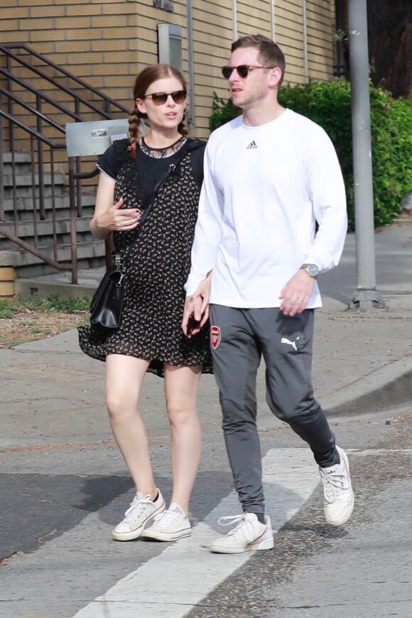 Exclusif - Jamie Bell se balade avec son fils Jack et sa femme Kate Mara enceinte de son premier enfant dans les rues de Los Angeles, le 8 avril 2019