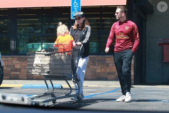 Exclusif - Jamie Bell, son fils Jack et sa femme Kate Mara enceinte sont allés faire des courses à Los Angeles, le 7 avril 2019.