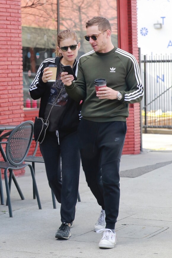 Exclusif - Kate Mara enceinte dévoile son ventre arrondi en balade avec son mari Jamie Bell le long du Silver Lake Reservoir à Los Angeles, le 2 avril 2019.