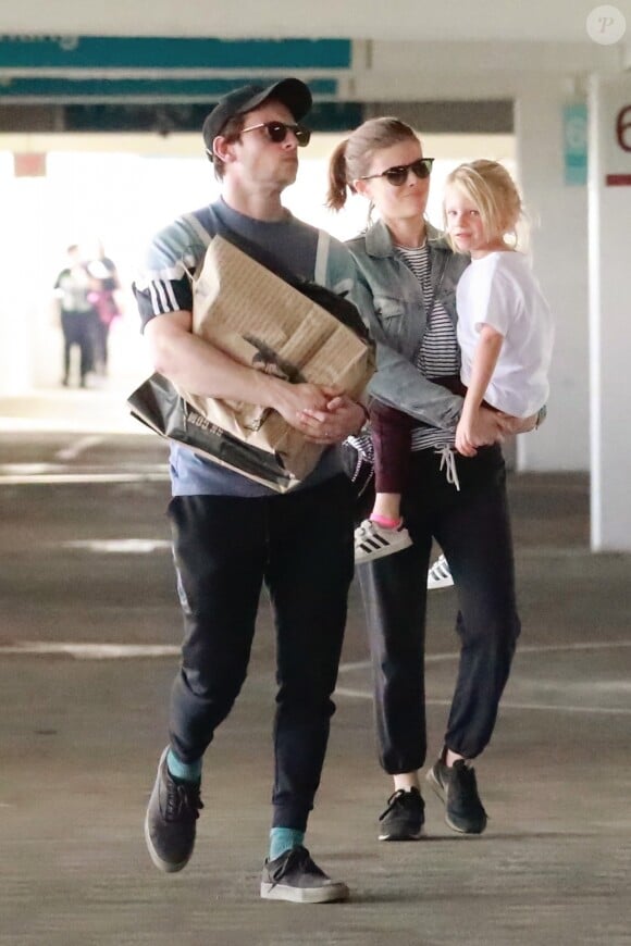 Exclusif - Jamie Bell est allé faire du shopping au centre commercial The Grove avec son fils et sa femme Kate Mara à Los Angeles, le 4 novembre 2018.