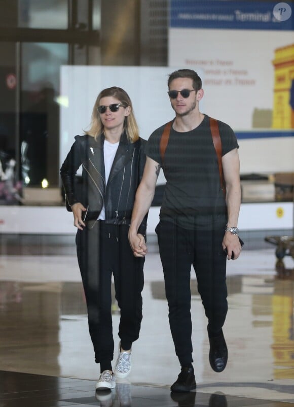 Jamie Bell et sa compagne Kate Mara arrivent à l'aéroport de Roissy Charles-de-Gaulle le 24 juin 2017
