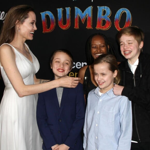 Angelina Jolie et ses enfants Zahara, Shiloh, Vivienne et Knox Jolie-Pitt à la première de Dumbo à Hollywood, Los Angeles, le 11 mars 2019