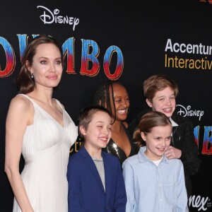 Angelina Jolie et ses enfants Zahara, Shiloh, Vivienne et Knox Jolie-Pitt à la première de Dumbo à Hollywood, Los Angeles, le 11 mars 2019