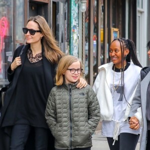 Exclusif - Angelina Jolie fait du shopping avec ses filles Zahara, Shiloh et Vivienne dans le quartier de East Village à New York, le 23 février 2019