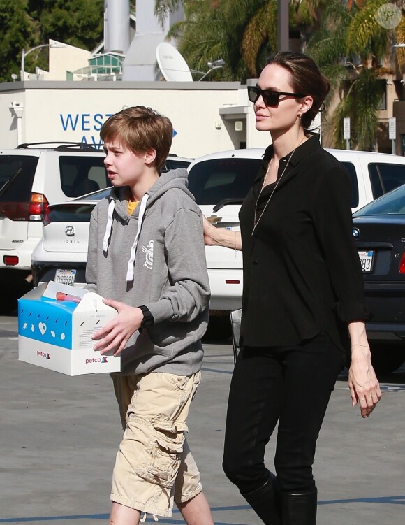 Angelina Jolie et sa fille Shiloh sont allées acheter un chiot dans une animalerie à Los Angeles le 26 janvier 2019.