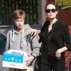 Angelina Jolie et sa fille Shiloh sont allées acheter un chiot dans une animalerie à Los Angeles le 26 janvier 2019.