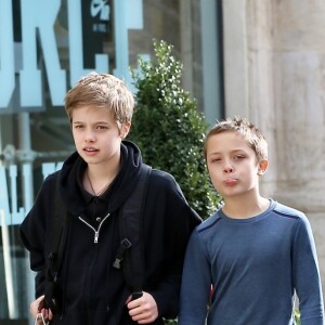 Angelina Jolie fait du shopping avec ses enfants Shiloh, Vivienne et Knox Jolie-Pitt dans les rues de West Hollywood, le 9 décembre 2018