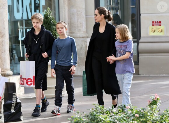 Angelina Jolie fait du shopping avec ses enfants Shiloh, Vivienne et Knox Jolie-Pitt dans les rues de West Hollywood, le 9 décembre 2018