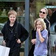 Théma - Les enfants de stars qui s'habillent selon les codes du sexe opposé - Angelina Jolie fait du shopping avec ses enfants Shiloh, Vivienne et Knox Jolie-Pitt dans les rues de West Hollywood, le 9 décembre 2018