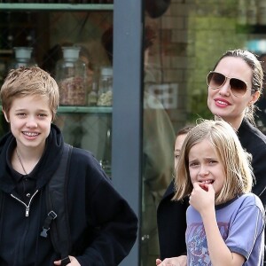 Théma - Les enfants de stars qui s'habillent selon les codes du sexe opposé - Angelina Jolie fait du shopping avec ses enfants Shiloh, Vivienne et Knox Jolie-Pitt dans les rues de West Hollywood, le 9 décembre 2018