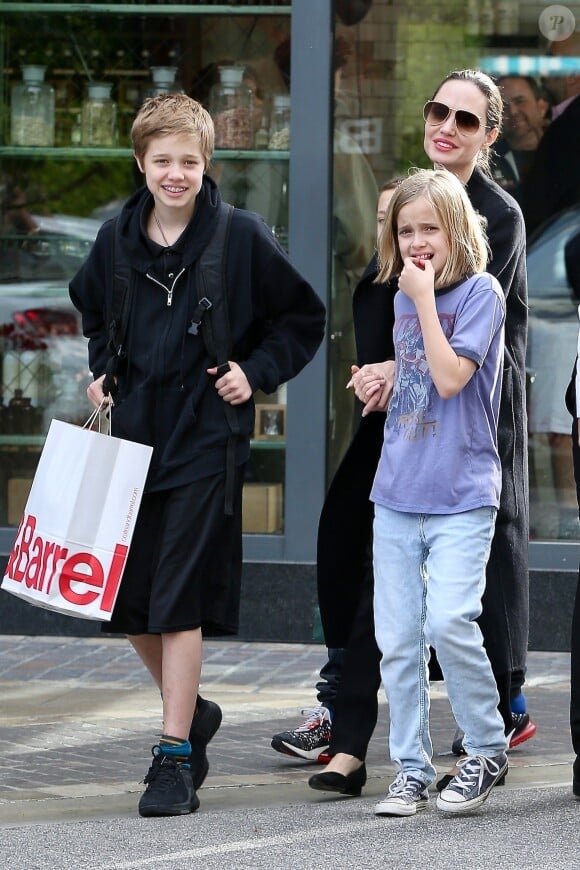 Théma - Les enfants de stars qui s'habillent selon les codes du sexe opposé - Angelina Jolie fait du shopping avec ses enfants Shiloh, Vivienne et Knox Jolie-Pitt dans les rues de West Hollywood, le 9 décembre 2018