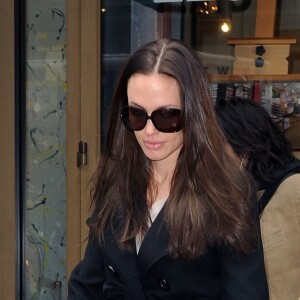 Angelina avec ses filles Shiloh et Zahara à New York en 2009.