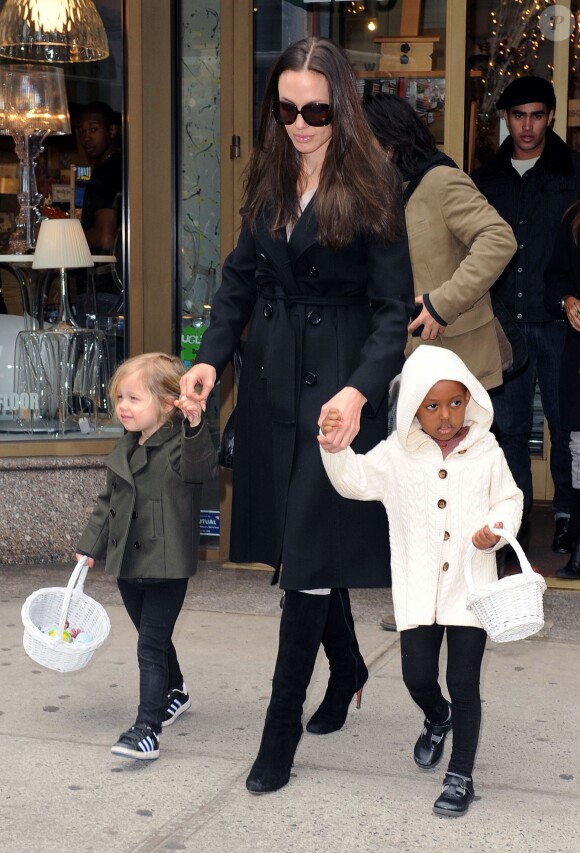 Angelina avec ses filles Shiloh et Zahara à New York en 2009.