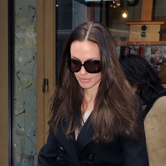 Angelina avec ses filles Shiloh et Zahara à New York en 2009.