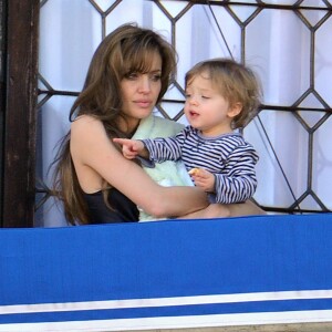 Angelina Jolie et son fils Knox pendant le tournage du film "The Tourist" à Venise, en 2010.