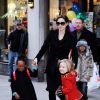 Angelina Jolie avec ses filles Zahara et Shiloh à New York en 2010.