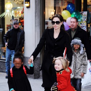 Angelina Jolie avec ses filles Zahara et Shiloh à New York en 2010.