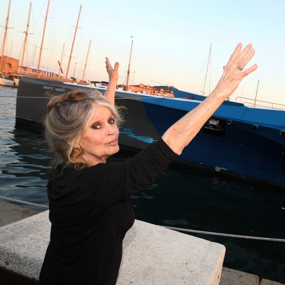 Exclusif - Brigitte Bardot pose avec l'équipage de Brigitte Bardot Sea Shepherd, le célèbre trimaran d'intervention de l'organisation écologiste, sur le port de Saint-Tropez, le 26 septembre 2014 en escale pour 3 jours à deux jours de ses 80 ans. Cela fait au moins dix ans qu'elle n'est pas apparue en public sur le port tropézien.