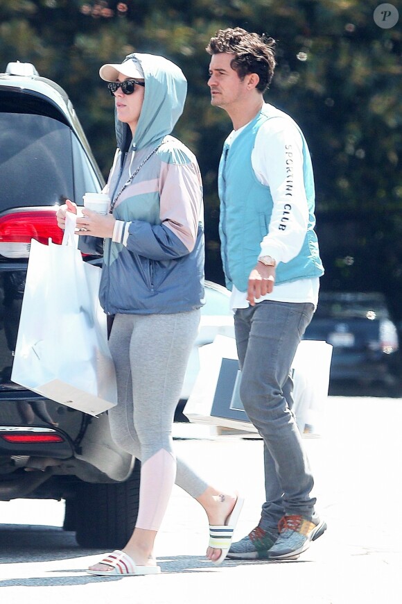 Exclusif - Katy Perry est allée faire du shopping avec son fiancé Orlando Bloom et son père Keith Hudson à Los Angeles. Katy semble vouloir rester discrète et arbore un sweat à capuche et des lunettes de soleil. Le 17 mai 2019