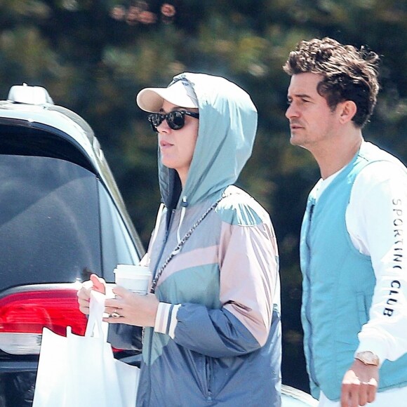 Exclusif - Katy Perry est allée faire du shopping avec son fiancé Orlando Bloom et son père Keith Hudson à Los Angeles. Katy semble vouloir rester discrète et arbore un sweat à capuche et des lunettes de soleil. Le 17 mai 2019