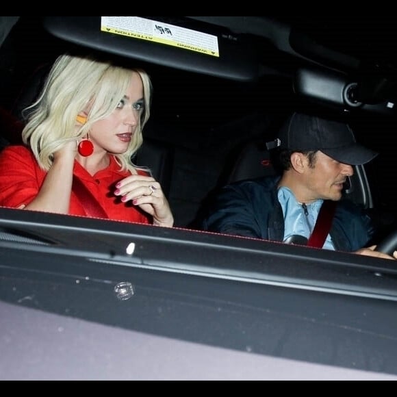 Katy Perry et son fiancé Orlando Bloom sont allés diner en amoureux au restaurant Madeo dans le quartier de Beverly Hills à Los Angeles. Katy porte une jolie perruque blonde! Le 24 avril 2019.