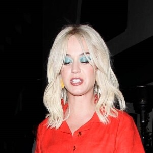 Katy Perry et son fiancé O. Bloom sont allés diner en amoureux au restaurant Madeo dans le quartier de Beverly Hills à Los Angeles. Katy porte une jolie perruque blonde! Le 24 avril 2019.