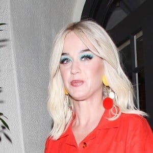 Katy Perry et son fiancé O. Bloom sont allés diner en amoureux au restaurant Madeo dans le quartier de Beverly Hills à Los Angeles. Katy porte une jolie perruque blonde! Le 24 avril 2019.