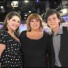 Michèle Bernier entourée de ses enfants Charlotte et Enzo Gaccio sur le plateau de "Vivement dimanche" en janvier 2010.