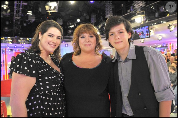 Michèle Bernier entourée de ses enfants Charlotte et Enzo Gaccio sur le plateau de "Vivement dimanche" en janvier 2010.