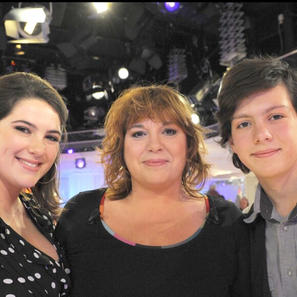 Michèle Bernier entourée de ses enfants Charlotte et Enzo Gaccio sur le plateau de "Vivement dimanche" en janvier 2010.