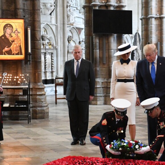 Donald Trump et sa femme Melania en visite à l'abbaye de Westminster à Londres le 3 juin 2019, où ils ont déposé une couronne de fleurs sur la tombe du soldat inconnu.