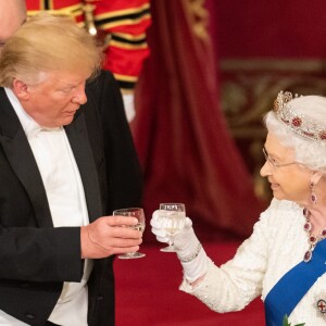 Donald Trump et la reine Elizabeth II lors du dîner de gala donné le 3 juin 2019 au palais de Buckingham par la monarque en l'honneur de la visite officielle du président américain et son épouse Melania Trump.