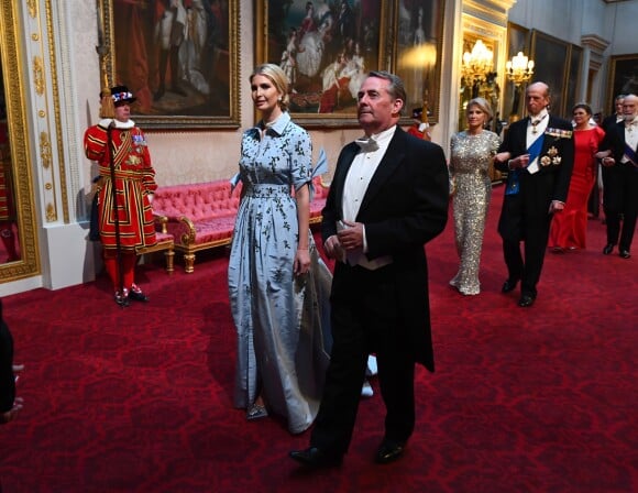 Ivanka Trump (robe Carolina Herrera) et le secrétaire d'Etat au commerce international Liam Fox arrivant dans la salle de bal du palais de Buckingham le 3 juin 2019 pour le dîner de gala donné par la reine Elizabeth II en l'honneur de la visite officielle du président américain Donald Trump et son épouse Melania.